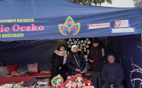 pawie-oczko-namiot-na-stoisku